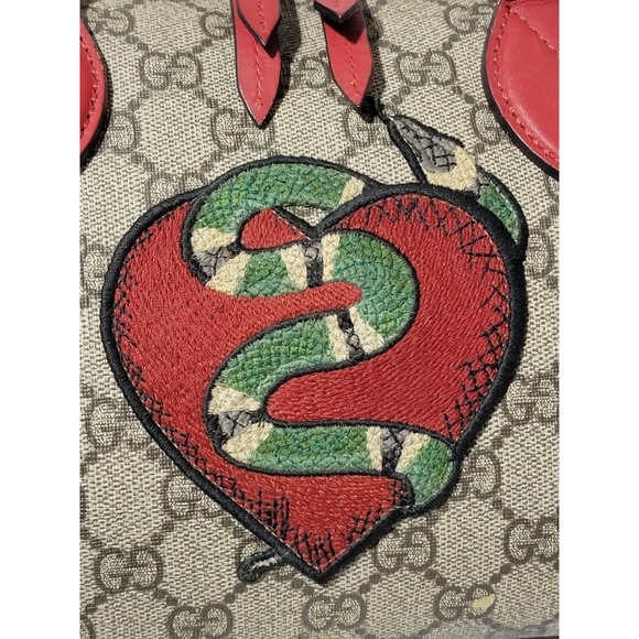 GUCCI GG Supreme Monogram Kingsnake Heart Embroidered Small Boston Bag - Picture 10 of 14